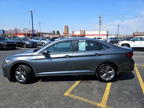 Used 2024 Volkswagen Jetta SE image 2