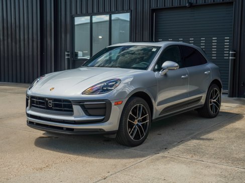 Certified 2025 Porsche Macan image 2
