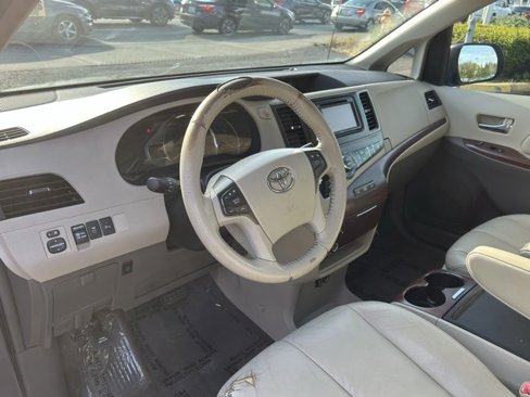 Used 2012 Toyota Sienna XLE image 15