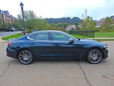 Used 2025 Genesis G70 2.5T image 10