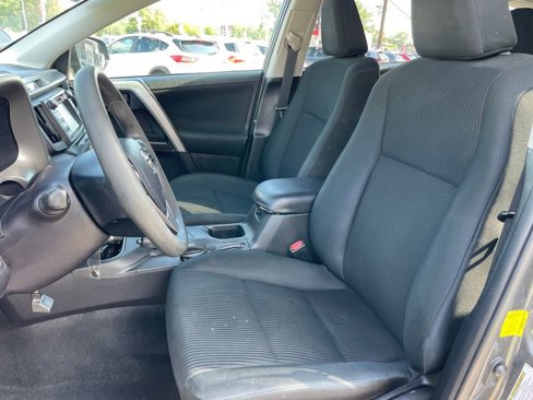 Used 2018 Toyota RAV4 LE image 6