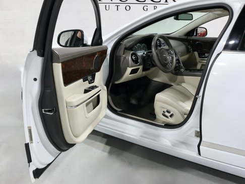 Used 2013 Jaguar XJ image 84