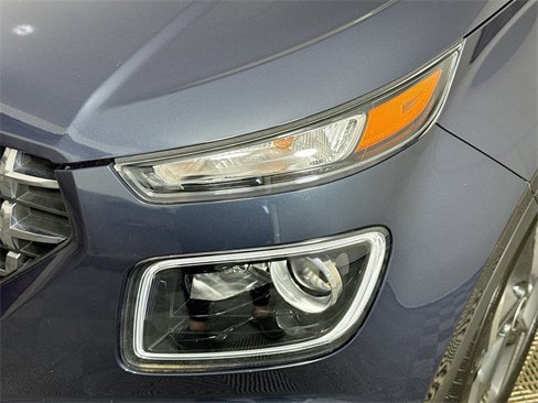 Used 2022 Hyundai Venue Limited image 3