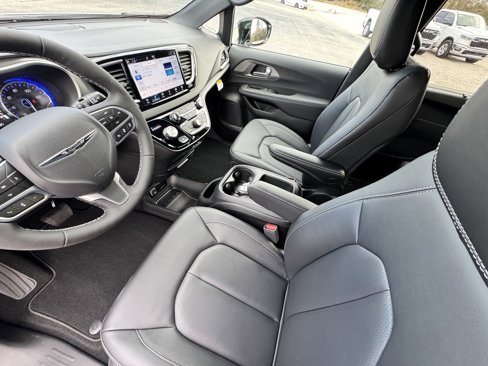 New 2025 Chrysler Voyager LX image 9