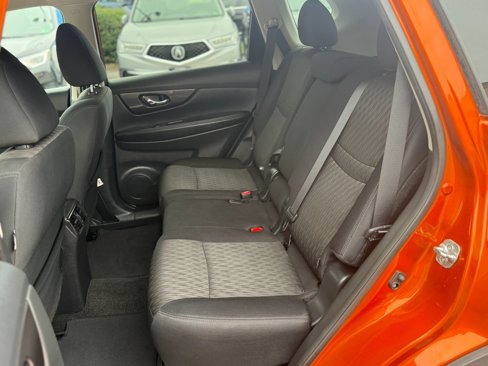 Used 2019 Nissan Rogue SV image 16