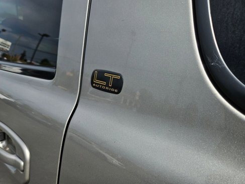 Used 2002 Chevrolet Suburban LT image 9