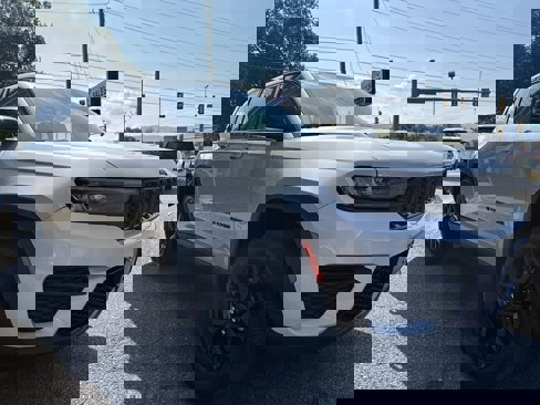 Used 2024 Jeep Grand Cherokee Altitude image 4