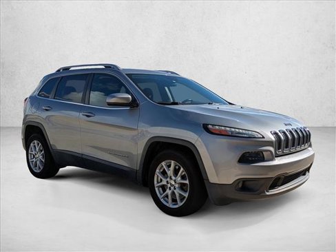 Used 2017 Jeep Cherokee Latitude image 3