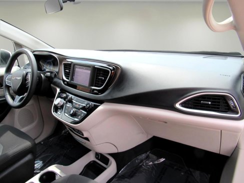 Used 2022 Chrysler Voyager LX image 29