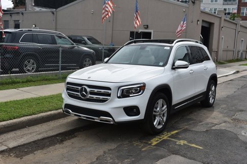 Used 2021 Mercedes-Benz GLB 250 4MATIC w/ Premium Package image 2