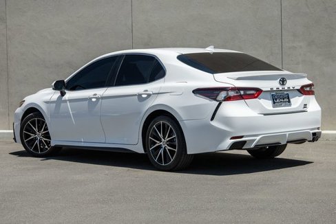 Used 2023 Toyota Camry SE image 3