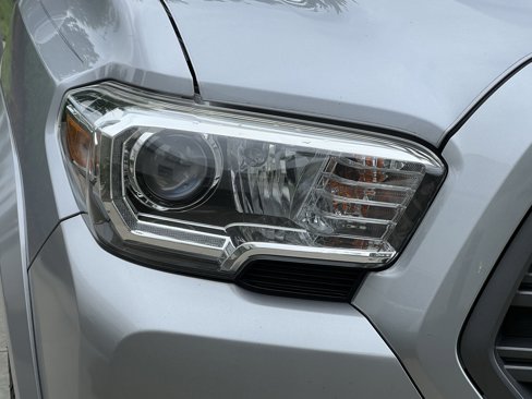 Used 2020 Toyota Tacoma TRD Sport image 11