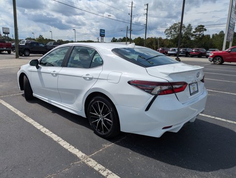 Used 2024 Toyota Camry SE image 3