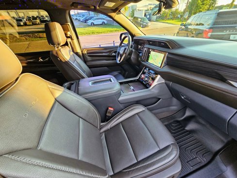 Used 2022 GMC Yukon XL Denali w/ Denali Premium Package image 12