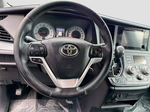 Used 2017 Toyota Sienna SE image 11