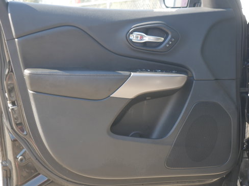 Used 2019 Jeep Cherokee Limited w/ Luxury Group image 38