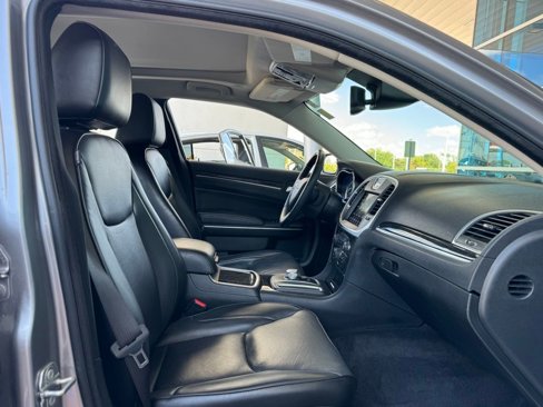 Used 2018 Chrysler 300 Limited w/ Safetytec Plus Group image 23