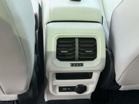 Used 2022 Volkswagen Tiguan SE R-Line image 18