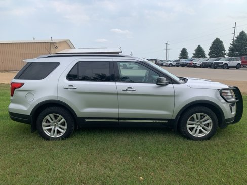 Used 2018 Ford Explorer XLT w/ Equipment Group 201A image 7