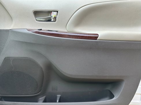 Used 2013 Toyota Sienna XLE image 15