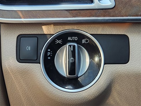 Used 2014 Mercedes-Benz E 350 4MATIC Sedan image 27