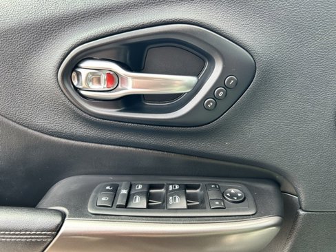 Used 2019 Jeep Cherokee Limited image 17