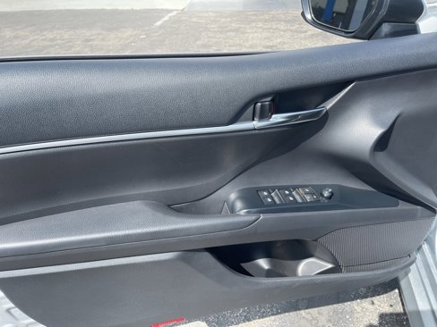 Used 2020 Toyota Camry LE image 17