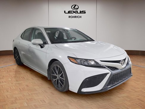 Used 2022 Toyota Camry SE image 3