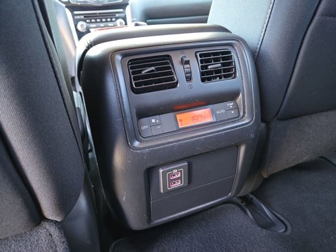Used 2018 Nissan Pathfinder SV image 27