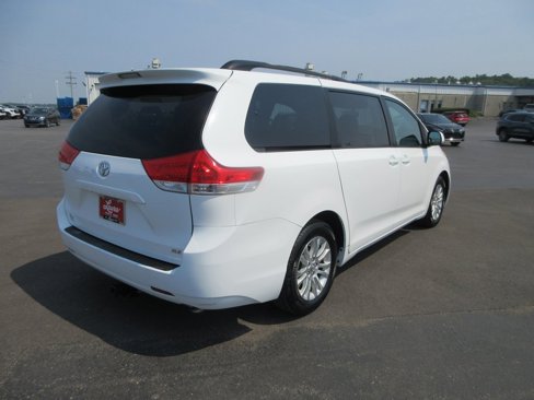 Used 2013 Toyota Sienna XLE image 3