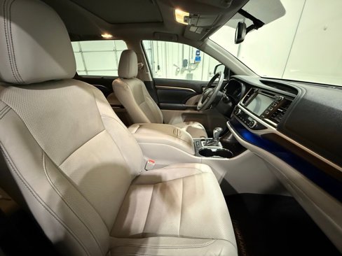 Used 2016 Toyota Highlander Limited image 30
