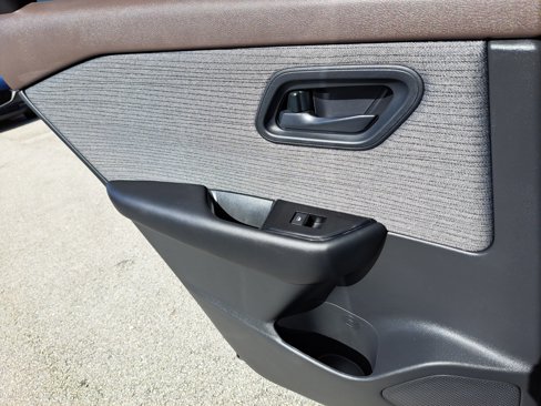 Used 2023 Nissan Rogue S image 9