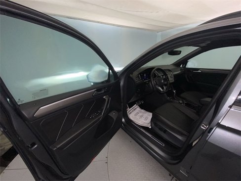 Used 2022 Volkswagen Tiguan SE R-Line image 11