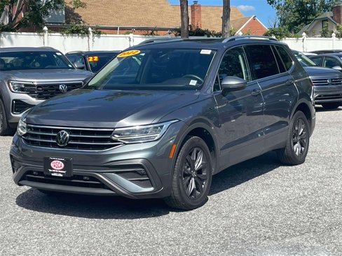 Used 2022 Volkswagen Tiguan SE w/ Panoramic Sunroof Package image 4
