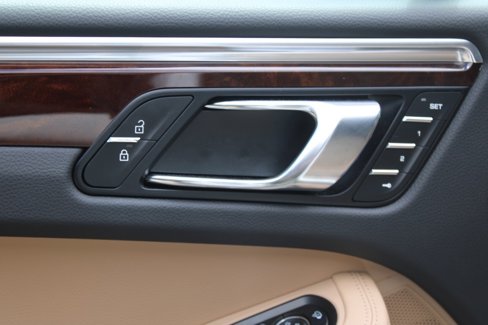 Certified 2024 Porsche Macan image 18