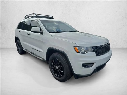 Used 2021 Jeep Grand Cherokee Laredo image 3
