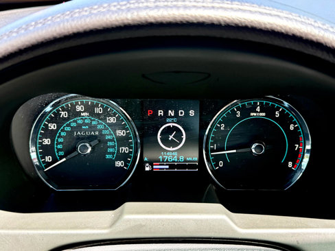 Used 2013 Jaguar XF image 32