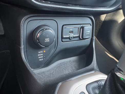 Used 2017 Jeep Renegade Latitude image 12