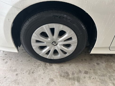 Used 2019 Toyota Prius L Eco image 12