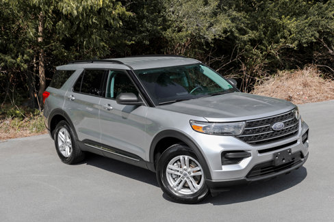 Used 2023 Ford Explorer XLT image 2