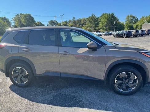 Used 2024 Nissan Rogue SV image 3