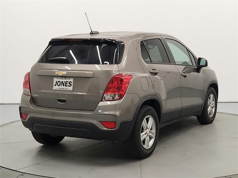Used 2022 Chevrolet Trax LS w/ Tint and Cruise Package image 6
