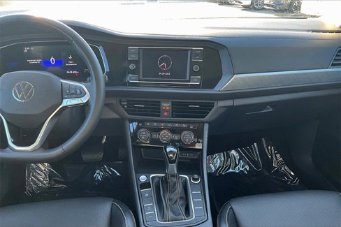 Certified 2022 Volkswagen Jetta SE w/ Panoramic Sunroof Package image 19