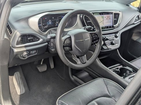 Used 2024 Chrysler Pacifica Premium image 2