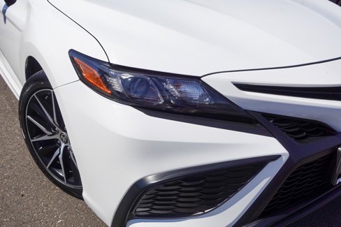 Used 2021 Toyota Camry SE image 3