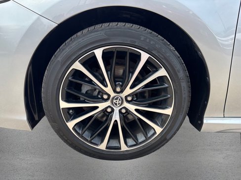 Used 2018 Toyota Camry SE image 12