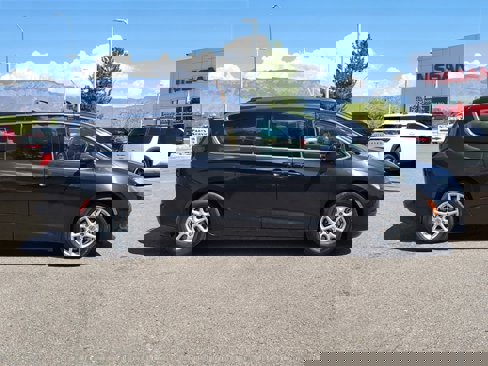 Used 2021 Chrysler Voyager Lxi image 2
