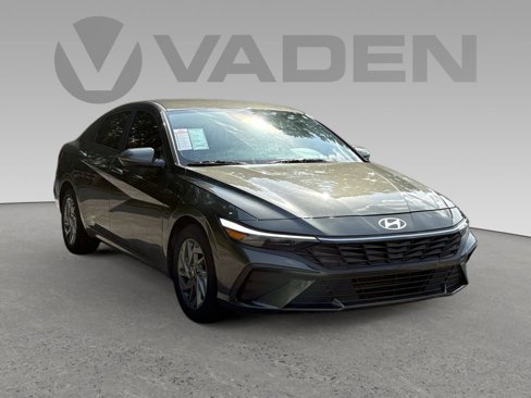 Used 2024 Hyundai Elantra SEL image 1