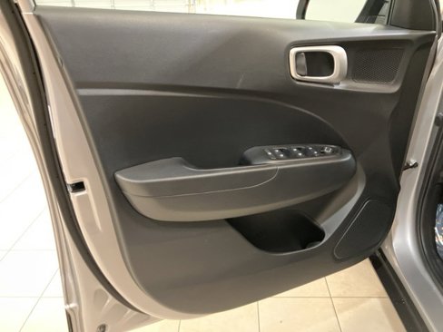 Used 2024 Hyundai Venue SE image 9