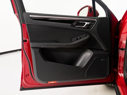 Certified 2025 Porsche Macan image 13